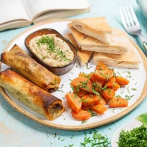 Cigares de féta et persil, houmous maison, carotte au cumin et pain libanais