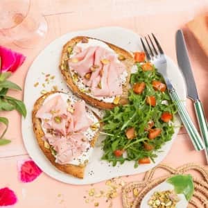 Bruschette à la mortadelle, pistaches et roquette